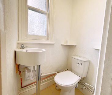 1 bedroom in a flat share to rent - Photo 5