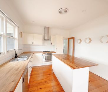LIGHT FILLED 3 BEDROOM HOME! - Photo 3