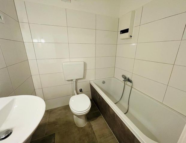 Frisch renovierte 2-Raum Wohnung mit Balkon und neuem Bad - Foto 1