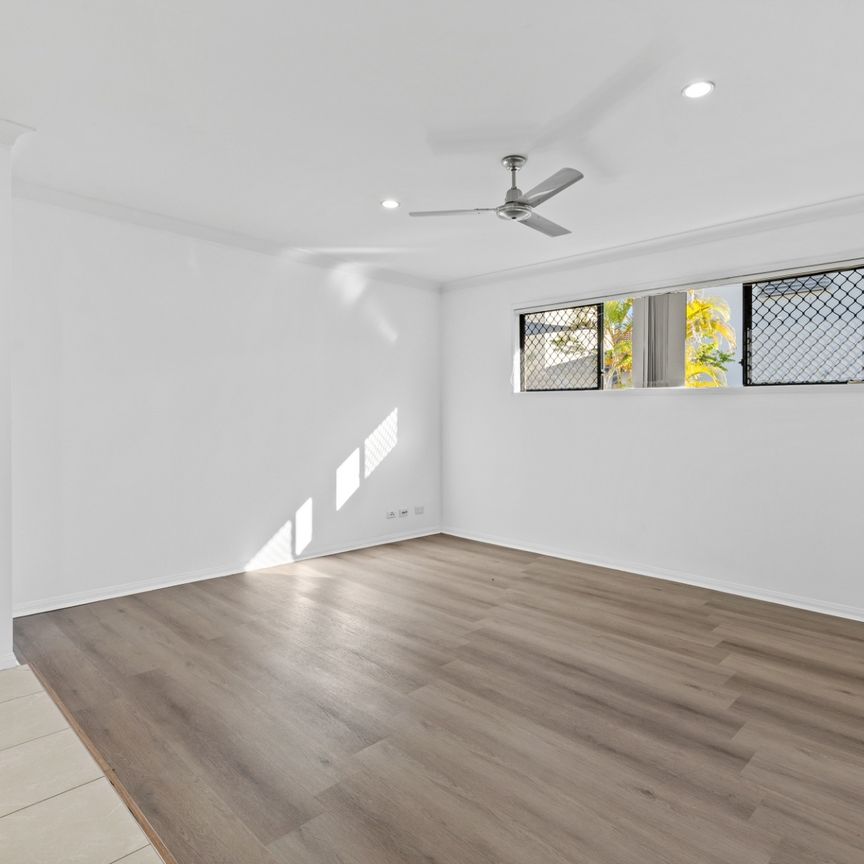 Spacious Waterfront Family Home on Exclusive Azzurra Island - Photo 1