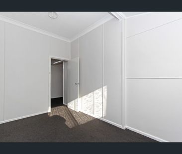 Convenient & Low Maintenance Villa - Photo 2