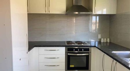 Low Maintenance 3 Bedroom Home in Flat Bush - Photo 3