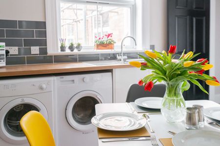 Fully Refurbished Beautiful Edwardian Shared Town House in the popular Bohemian part of Worcester. Room 2 - Photo 3