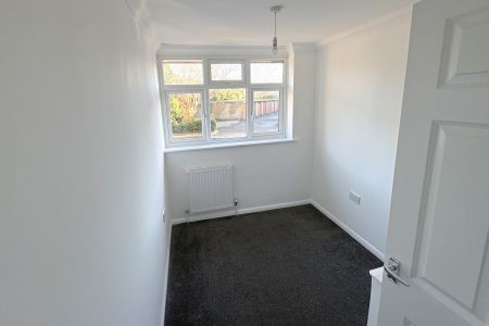 Inkerman Road, Woking - 3 bedrooms Property for lettings - Seymours - Photo 3