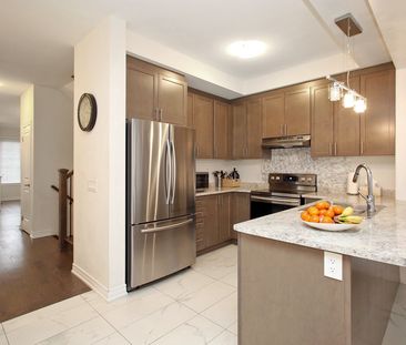 For Lease - 7 Frederick Pearson Street, East Gwillimbury, Ontario - Photo 1