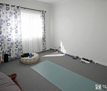 Modern 4 Bedroom Home - Photo 2