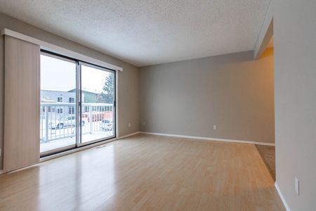 #5, 4523 75 St. NW, Calgary - Photo 3