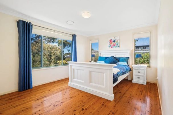 Delightful Family Home Enjoying Filtered Ocean Views - Lawn Care Included ! - Photo 1