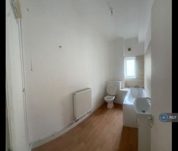 1 bedroom in a flat share to rent - Photo 2