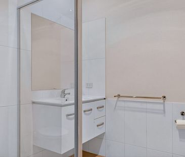 Stylish & Spacious 3-Bedroom Townhouse in Prime Location - Photo 4