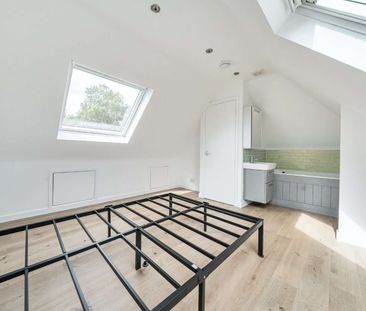 A beautifully presented semi-detached cottage, with a generous rear... - Photo 3