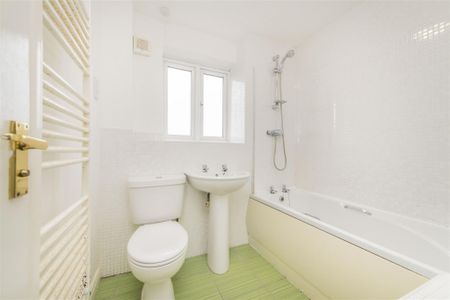 3 bed House - Detached To Let - Photo 5