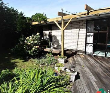 Wonderful Private Peaceful 3 Bedroom Home with Delightful Garden - Photo 2