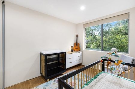 Renovated top-floor apartment in a convenient parkside location - Photo 3