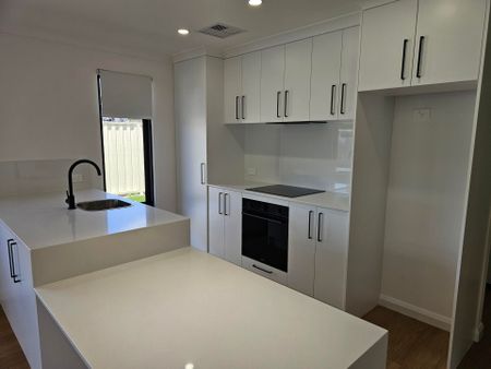 Brand Spanking New 3x1 **Open Fri - 10th Dec 4.30pm to 4.45pm** - Photo 5