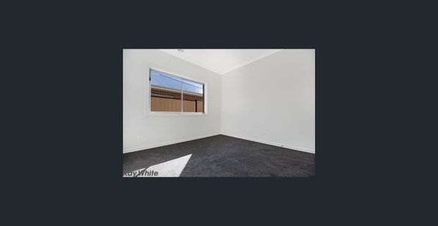 Modern 3-4 Bedroom Townhouse in the heart of Romsey - Photo 1