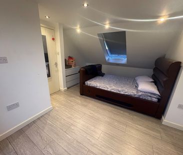 Room in a Shared House, Avery Gardens, IG2 - Photo 2