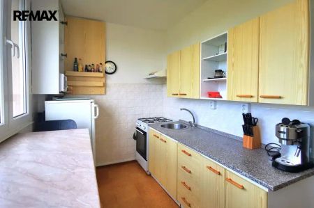 Pronájem prostorného 3+1 s neprůchozími pokoji a balkonem - Fotografie 5