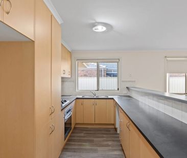 Modern 4 Bedroom Family Home in a Quiet Community - Photo 4