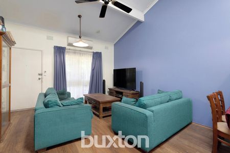 Stylish Renovated Villa in Private, Poolside Complex - Photo 3