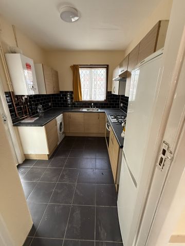 4 Bed Semi-Detached House, St. Johns Road, IG2 - Photo 3