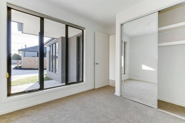 2/137 Market Road, Werribee - Photo 1