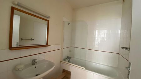 Location Appartement 3 pièces 65m² LA ROCHELLE 17000 - Photo 2