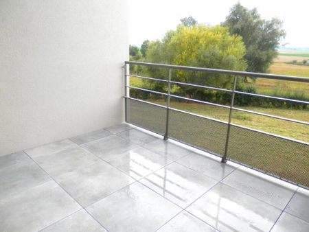 Nouvelle opportunité au coeur de Forville pour ce magnifique duplex 3 chambres aux 2e et 3e étages de la récente Résidence « Les Eperviers », avec terrasse, cave, parking et carport ! - Foto 2