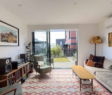 Award-Winning New Townhouse -3 bedroom 2 bathroom - Photo 5