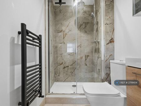 1 bedroom in a house share to rent - Photo 3