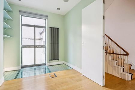 Elegant townhouse living with exceptional outdoor space in the heart of North Kensington, W10. - Photo 3