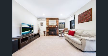 Spacious Family Home in a Prime Location - Photo 2