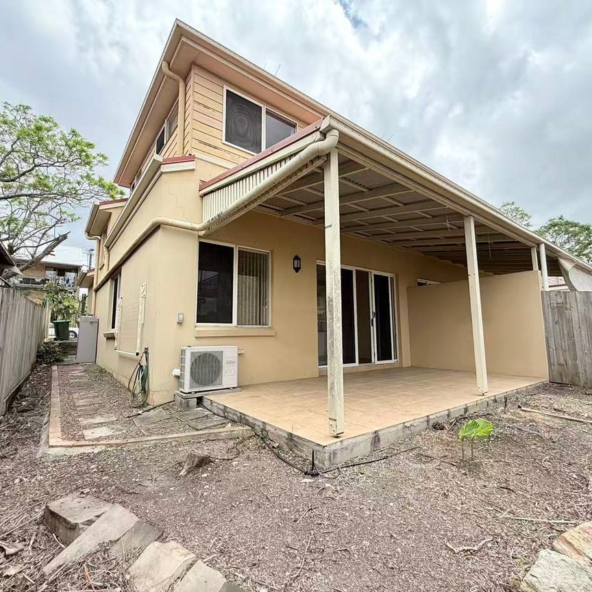 ✨ For Rent – 23 Ponsonby Street, Annerley QLD 4103 Modern 3-Bedroom Home in a Highly Convenient Inner-City Location - Photo 1