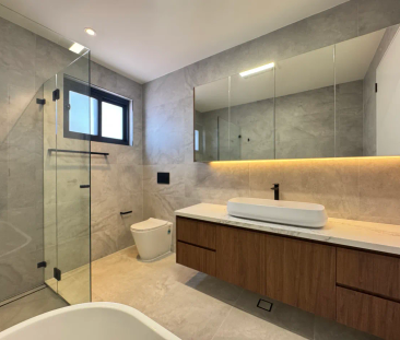 Near New 5 bedroom Luxury Duplex with Granny Flat - Photo 5