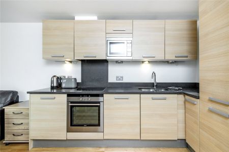 Water Gardens Square, Canada Water, London, SE16 flat to rent - Photo 2