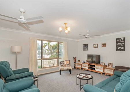 SPACIOUS, IMMACULATE & BEAUTIFULLY MAINTAINED � YOUR IDEAL AVOCA HOME AWAITS - Photo 2