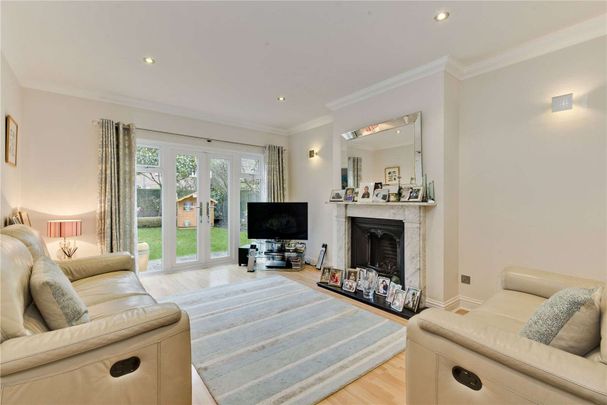 A beautifully maintained 5 bedroom, 3 bathroom family home, presented in immaculate order - Photo 1