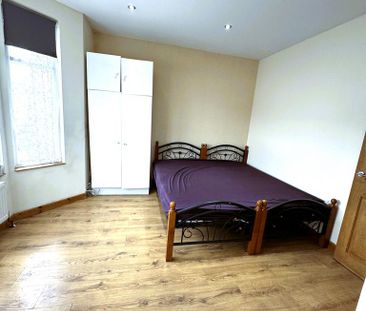 3 bedroom flat to rent - Photo 5