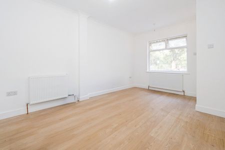 4 Bed Terraced House, Reynolds Avenue, E12 - Photo 3
