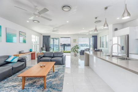 Modern Executive Waterfront Residence - Photo 3