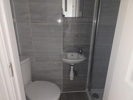 Woodhouse Avenue, Perivale, Greenford UB6, London - Photo 2