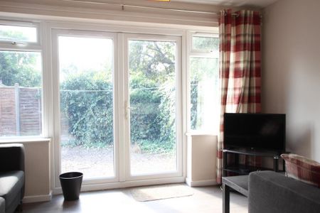 5 bedroom semi-detached house to rent - Photo 2