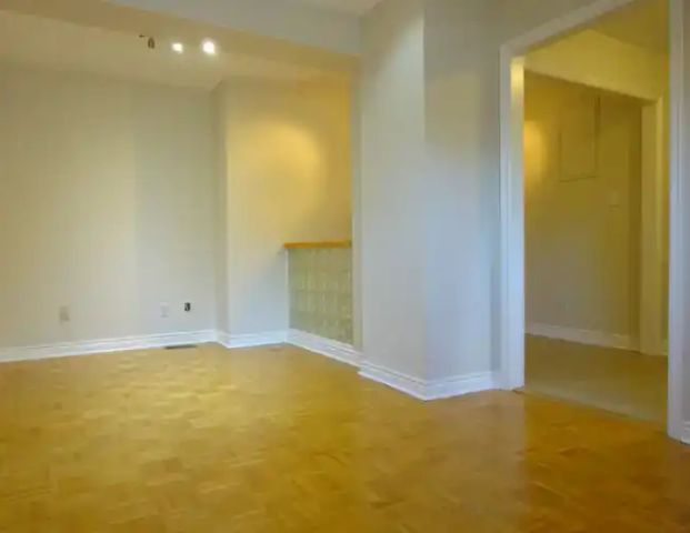 Clean and bright 2-bedroom apt unit (downtown Toronto) | 127 Lippincott Street, Toronto - Photo 1