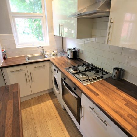 4 bedroom terraced house to rent - Photo 4