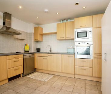 2 bedroom flat to rent - Photo 2