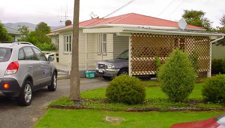 Sunny, Comfortable 3 Bedroom Home in Wainuiomata - Photo 2