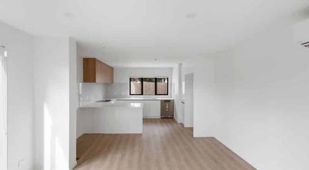 Modern corner townhouse - light filled & stylish living in Mangere East! - Photo 3