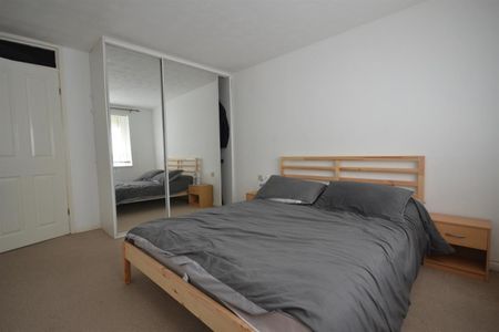 1 bedroom Flat To Let - Photo 2
