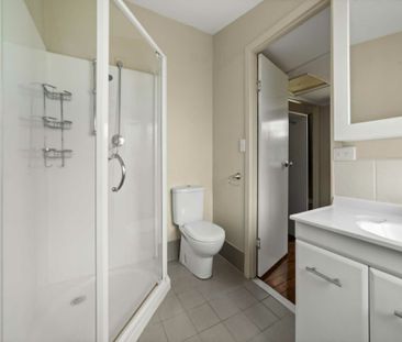 Spacious Family Home with Outdoor Living & Air Conditioning - Photo 2