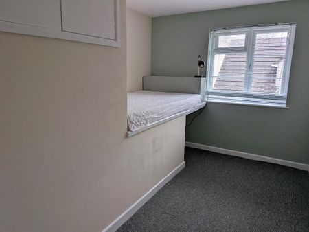 1 bedroom in a house share to rent - Photo 3